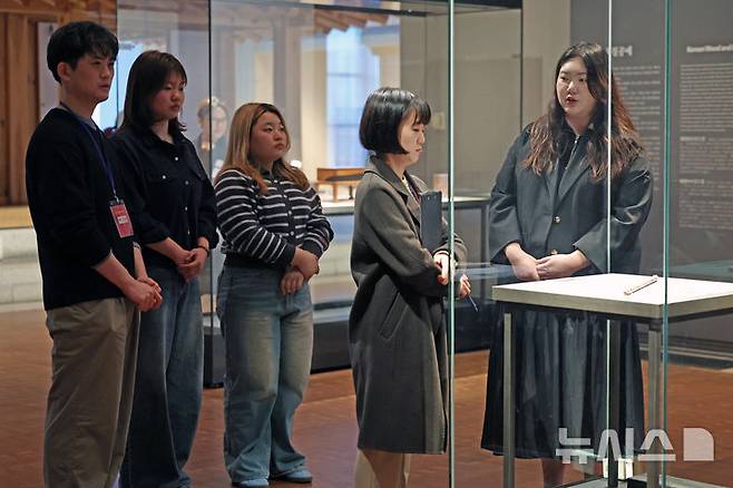 [서울=뉴시스] 박진희 기자 = 국립중앙박물관 2026년 상반기 청년멘토에 지원한 박연우씨가 13일 서울 용산구 국립중앙박물관에서 교육평가를 받고 있다. 청년멘토는 초·중·고 학생 관람객들을 안내하며, 유물에 대한 해설 서비스를 제공하는 역할을 맡고 있다. 2026.03.13. pak7130@newsis.com