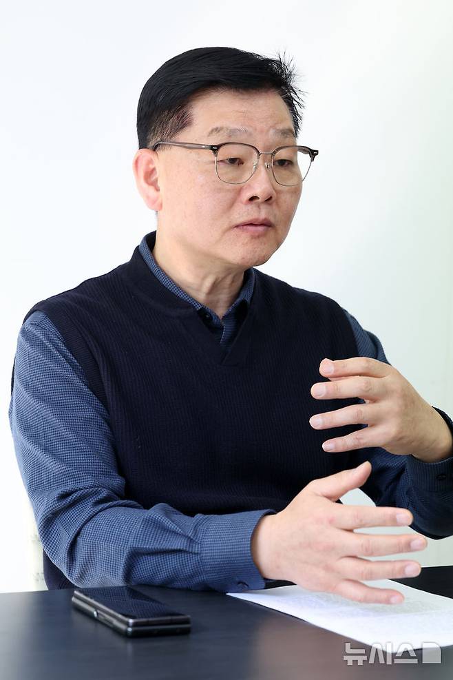 [서울=뉴시스] 박진희 기자 = 김태성 한국종교인평화회의(KCRP) 사무총장이 13일 서울 종로구 한국종교인평화회의 사무실에서 인터뷰 하고 있다. 2026.03.14. pak7130@newsis.com