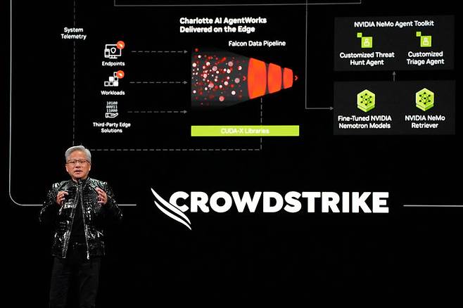 [라스베이거스=AP/뉴시스] 젠슨 황 엔비디아 최고경영자(CEO)가 5일(현지 시간) 미 네바다주 라스베이거스 퐁텐블로 호텔에서 세계 최대 IT·전자 전시회 'CES 2026' 개막을 앞두고 열린 엔비디아 라이브에서 발언하고 있다. 2026.01.06.