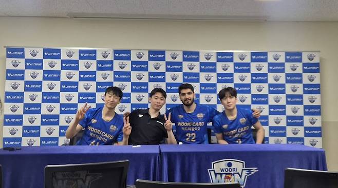 [서울=뉴시스] 문채현 기자 = 남자 프로배구 우리카드의 정성규(왼쪽부터), 알리, 한태준이 14일 서울 장충체육관에서 열린 진에어 2025~2026 V-리그 남자부 한국전력과의 경기에서 승리한 뒤 인터뷰를 하고 있다. 2026.03.14. dal@newsis.com *재판매 및 DB 금지