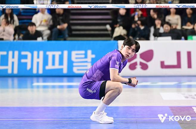 [서울=뉴시스] 남자 프로배구 우리카드의 한태준이 10일 인천계양체육관에서 열린 진에어 2025~2026 V-리그 남자부 대한항공과의 경기에서 승리한 뒤 숨을 고르고 있다. (사진=KOVO 제공) 2026.03.10. *재판매 및 DB 금지