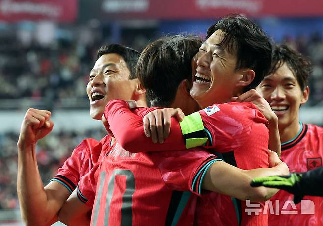 [대전=뉴시스] 강종민 기자 = 14일 오후 대전 유성구 대전월드컵경기장에서 열린 축구 국가대표팀 평가전 대한민국과 볼리비아의 경기에서 선취골을 넣은 손흥민이 이재성을 껴안은 채 기뻐하고 있다. 2025.11.14. ppkjm@newsis.com