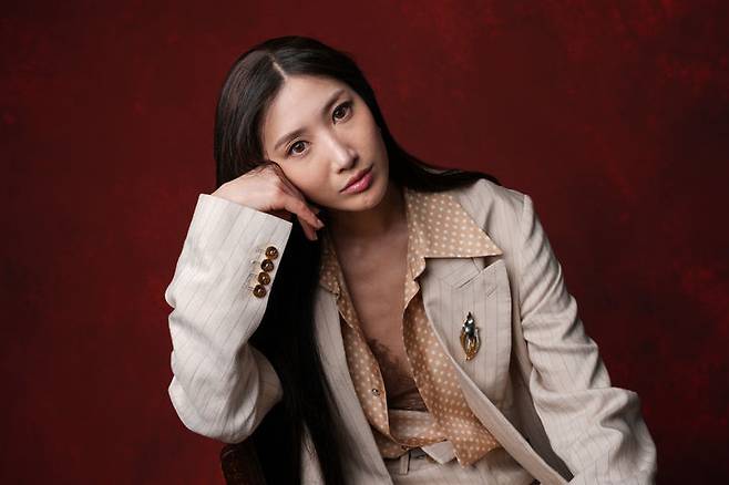 [베벌리힐스=AP/뉴시스] 이재(EJAE)가 10일(현지 시간) 미 캘리포니아주 베벌리힐스 베벌리 힐튼에서 열린 제98회 아카데미 시상식 오스카상 후보 초청 오찬에 참석해 프로필 사진을 찍고 있다. '케이팝 데몬 헌터스'(케데헌)의 OST '골든'은 오는 3월 열리는 제98회 아카데미 시상식 주제가 부문 후보에 올라있다. 2026.02.11.