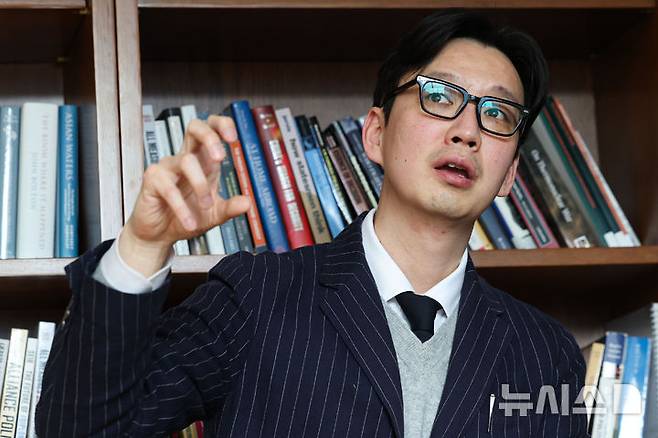 [서울=뉴시스] 권창회 기자 = 이성원 세종연구소 연구위원이 지난 11일 서울 종로구 세종연구소에서 뉴시스와 인터뷰하고 있다. 2026.03.12. kch0523@newsis.com