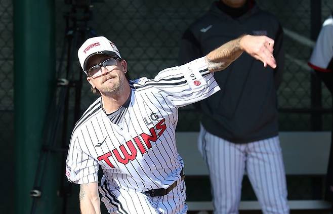 [서울=뉴시스] 프로야구 LG 트윈스의 아시아쿼터 투수 라클란 웰스가 28일(현지 시간) 미국 애리조나주 스코츠데일에서 진행 중인 LG 스프링캠프에서 공을 던지고 있다. (사진=LG 트윈스 제공) 2026.01.29. *재판매 및 DB 금지