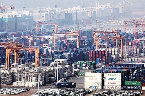 평택항에 쌓여있는 컨테이너 (평택=연합뉴스) 홍기원 기자 = 지난 12일 경기도 평택항에 컨테이너가 쌓여있는 모습. 2026.3.12 xanadu@yna.co.kr