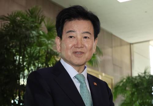 정동영 통일부 장관 출근길 도어스태핑 정동영 통일부 장관 출근길 도어스태핑     (서울=연합뉴스) 이정훈 기자 = 정동영 통일부 장관이 16일 서울 종로구 정부서울청사로 출근하며 취재진 질문에 답하고 있다. 2026.3.16     uwg806@yna.co.kr (끝)   <저작권자(c) 연합뉴스, 무단 전재-재배포, AI 학습 및 활용 금지>