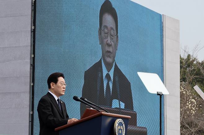 이재명 대통령이 15일 경남 창원시 마산회원구 국립 3·15 민주 묘지에서 열린 제66주년 3·15의거 기념식에서 기념사를 하고 있다.  연합뉴스