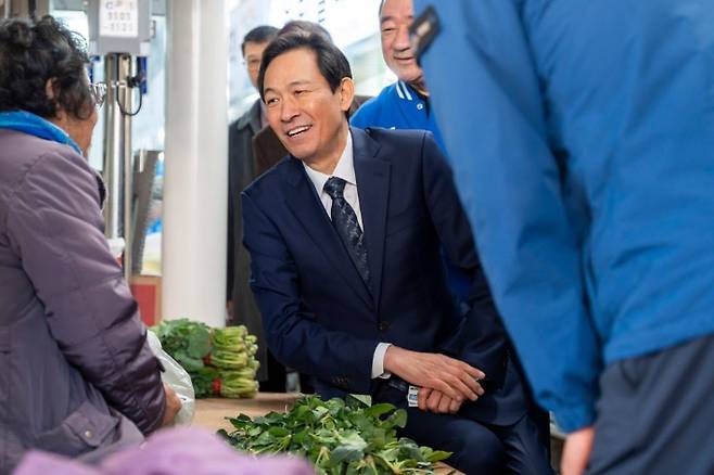 전통시장을 찾아 지지를 당부하고 있는 우상호 더불어민주당 강원도지사 예비후보. 우 예비후보 SNS 캡처