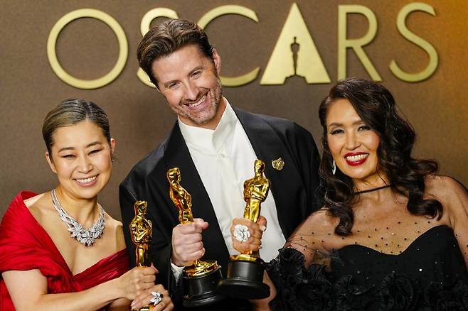 15일(현지시간) 미국 로스엔젤레스(LA) 돌비극장에서 열린 제98회 아카데미 시상식에서 매기 강(왼쪽부터) 감독과 공동 연출자 크리스 아펠한스, 제작자 미셸 웡이 수상 후 포즈를 취하고 있다. 연합뉴스