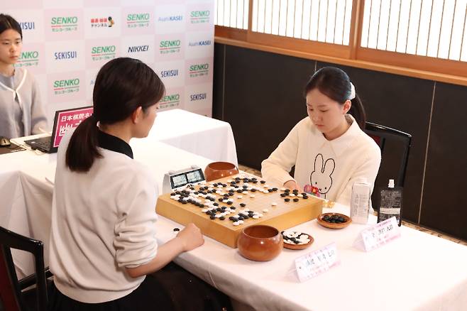 김은지 9단(사진 오른쪽) vs 후지사와 리나 7단의 대국 후 복기 장면. 한국기원 제공