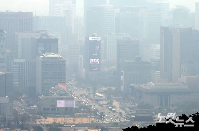 서울 지역 미세먼지와 초미세먼지 농도가 모두 나쁨 수준을 보인 16일 서울 종로구 북악팔각정에서 바라본 광화문광장이 뿌옇게 보이고 있다. 황진환 기자