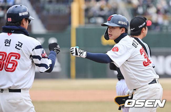 [OSEN=부산, 이석우 기자] 15일 부산 사직야구장에서 2026 신한 SOL KBO 리그 롯데 자이언츠와 LG 트윈스의 시범경기가 열렸다. 홈팀 롯데는 비슬리가, 방문팀 LG는 이민호가 선발 출전했다.롯데 자이언츠 이호준이 8회말 무사 만루 우익수 앞 1타점 안타를 치고 하이파이브를 하고 있다. 2026.03.15 / foto0307@osen.co.kr