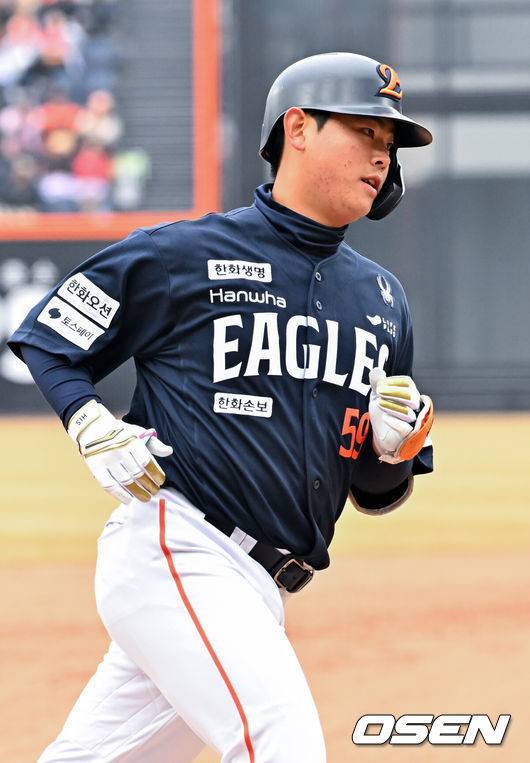 [OSEN=대전, 민경훈 기자] 15일 대전 한화생명볼파크에서 2026 신한 SOL KBO리그 시범경기 한화 이글스와 SSG 랜더스의 경기가 열렸다.시범경기는 오는 24일까지 진행되며, 각 팀이 12경기씩 치러 총 60경기가 펼쳐진다.2회말 2사 한화 허인서가 좌월 선취 솔로홈런을 때린 후 그라운드를 돌고 있다. 2026.03.15 /rumi@osen.co.kr