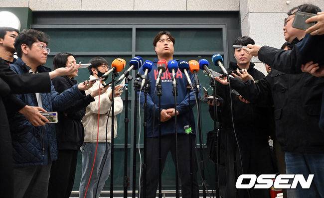 [OSEN=인천공항, 조은정 기자]월드베이스볼클래식(WBC)에 출전한 한국&nbsp;대표팀이 16일 인천국제공항을 통해 마이애미에서 귀국했다. 야구 대표팀 류현진이 인터뷰를 하고 있다. 2026.03.16 /cej@osen.co.kr