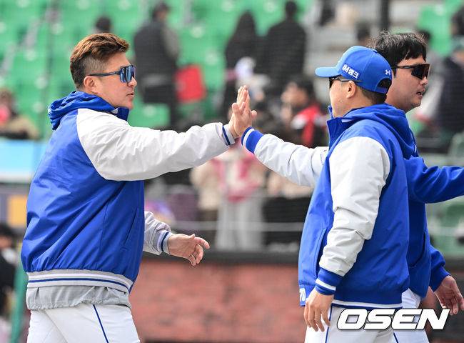 [OSEN=인천, 지형준 기자] 삼성 라이온즈가 SSG 랜더스와 시범경기에서 완승을 거뒀다. 경기를 마치고 삼성 최형우가 박진만 감독과 승리 하이파이브를 하고 있다. 2026.03.16&nbsp;/ jpnews@osen.co.kr