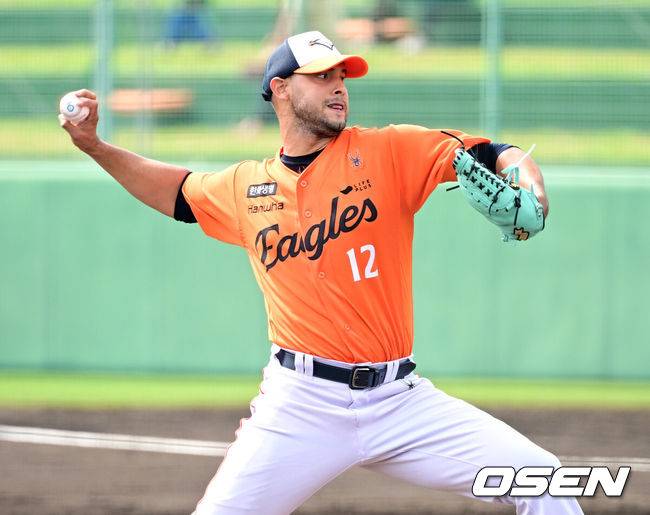 [OSEN=오키나와(일본), 최규한 기자] 프로야구 한화 이글스가 22일 일본 오키나와 이토만 니시자키 야구장에서 일본 프로야구 지바롯데와 연습경기를 가진다.한화는 이번 2차 오키나와 캠프에서 총 9차례 연습경기를&nbsp;통해 전력을 가다듬을 예정이다.2회말 한화 선발 윌켈 에르난데스가 힘차게 공을 뿌리고 있다. 2026.02.22 / dreamer@osen.co.kr