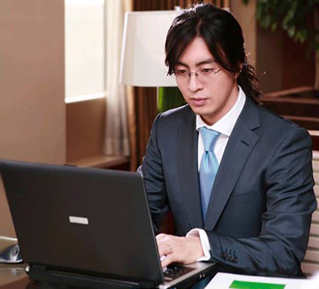 대본 대신 기업 리포트를, 촬영장 대신 모니터를 택했다. 지독한 공부만이 그를 ‘운 좋은 연예인’에서 ‘실력파 투자자’로 만들었다. 세계일보 자료사진
