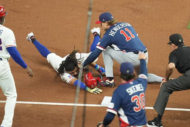 United States third baseman Gunnar Henderson (11) tags out Dominican Republic's Fernando Tatis Jr. during the third inning of a World Baseball Classic semifinal game, Sunday, March 15, 2026, in Miami. (AP Photo/Rebecca Blackwell)