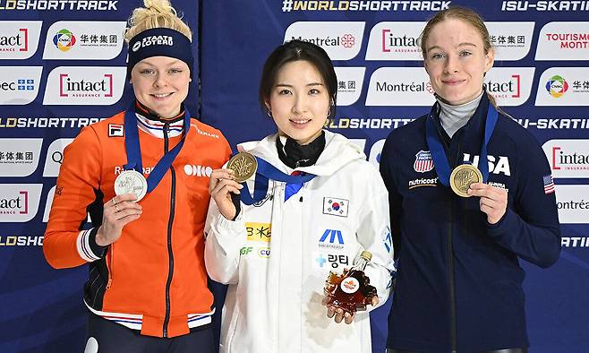 김길리(가운데)가 16일 캐나다 몬트리올 리처드 아레나에서 열린 2026 국제빙상경기연맹(ISU) 쇼트트랙 세계선수권대회 여자 1500m 정상에 올라 금메달을 목에 걸고 포즈를 취하고 있다. 김길리는 2분31초003의 기록으로 우승하며 2관왕을 달성했다. 몬트리올=AP뉴시스