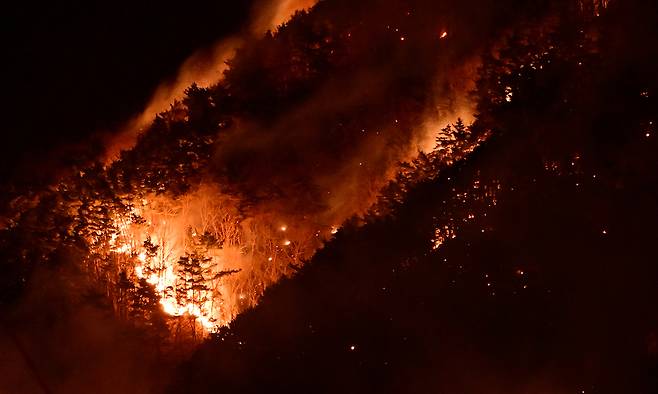 2월 22일 경남 함양군 마천면 창원리 야산에서 산불이 강풍을 타고 계속 번지고 있다. 뉴시스