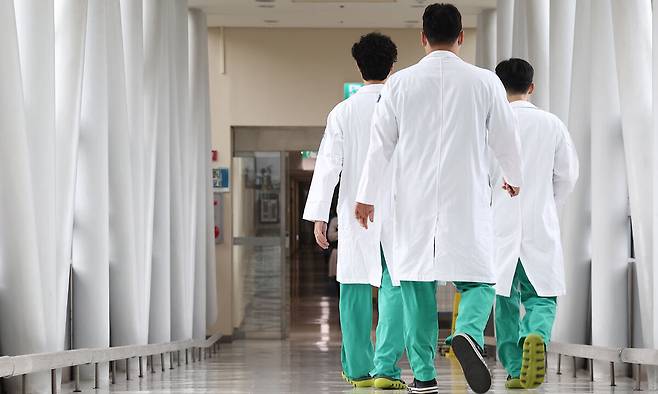 답답한 의료계 서울의 한 대형병원에서 하얀 가운을 입은 의료진들이 발걸음을 옮기고 있다. 내년부터 지역의사제가 본격 도입되는 가운데 전국 221개 수련병원·기관 중 44곳이 수련병원 요건을 충족하지 못해 시정명령을 받은 것으로 확인됐다. 연합뉴스