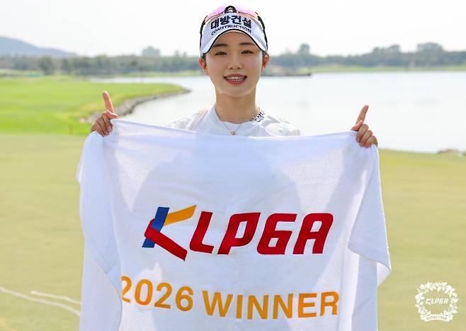 15일 한국여자프로골프(KLPGA)투어 2026시즌 개막전 리쥬란 챔피언십에서 우승한 임진영이 기념 촬영을 하고 있다. 임진영은 이날 태국 촌부리 아마타 스프링 CC에서 열린 최종 라운드 초반부터 맹렬하게 버디를 낚으며 선두를 추격했고, 통산 9승의 이예원과 우승 경쟁을 벌이다 1타 차로 승리를 거머쥐었다. KLPGA 제공