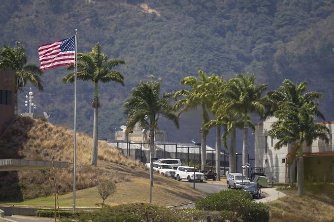 7년 만에 게양된 성조기… 베네수 美 대사관 재가동 - 14일(현지시간) 베네수엘라 카라카스 주재 미국 대사관에 성조기가 게양돼 있다. 도널드 트럼프 행정부 1기 때인 2019년 당시 니콜라스 마두로 베네수엘라 대통령이 미국과의 국교 단절을 선언한 이후 7년 만이다. 카라카스 EPA 연합뉴스