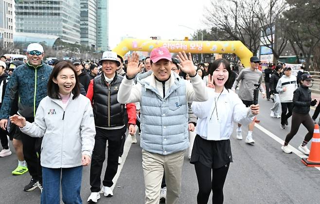 지난 14일 서울 영등포구 여의대로에서 마포대교 북단에 걸쳐 열린 ‘쉬엄쉬엄 모닝’에서 오세훈(앞줄 가운데) 서울시장이 시민들과 반갑게 인사를 나누고 있다. 왼쪽은 최호정 서울시의회 의장. 서울시 제공