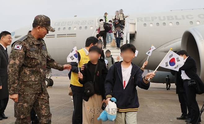 15일 경기 성남시 서울공항에서 중동 상황 악화로 공군 다목적 수송기 KC-330 ‘시그너스’를 타고 귀국한 현지 체류 교민들이 발걸음을 옮기고 있다. 2026.3.15 사진공동취재단