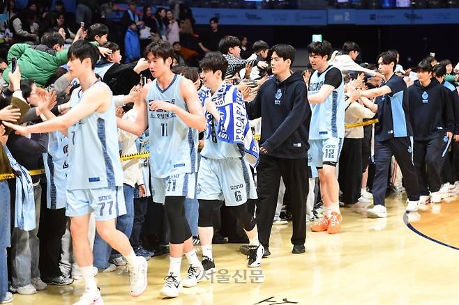 고양 소노 선수들이 15일 경기 고양소노아레나에서 열린 2025~26 LG전자 프로농구 서울 삼성과의 경기를 승리한 후 하이파이브 하고 있다. 2026.3.15 KBL 제공