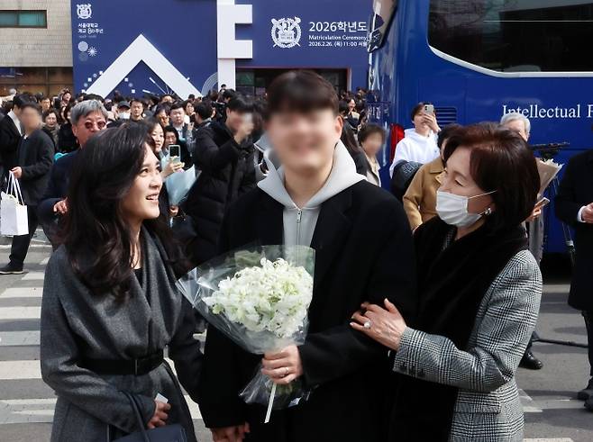 이부진(왼쪽) 호텔신라 사장과 홍라희 리움미술관 명예관장이 26일 서울 관악구 서울대학교에서 열린 2026학년도 입학식에서 이 사장의 장남 임동현 군의 입학을 축하하고 있다. 2026.02.26 뉴시스