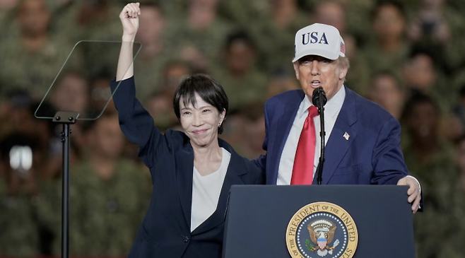 2025년 10월 28일, 일본 요코스카에 있는 미 해군 기지를 방문한 트럼프 미국 대통령(오른쪽)과 다카이치 일본 총리. 로이터 연합뉴스