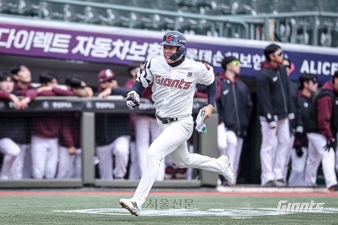 롯데 자이언츠 한태양이 16일 부산 사직구장에서 열린 시범경기 키움 히어로즈전에서 득점을 위해 달려라고 있다. 2026.3.16 롯데 자이언츠 제공