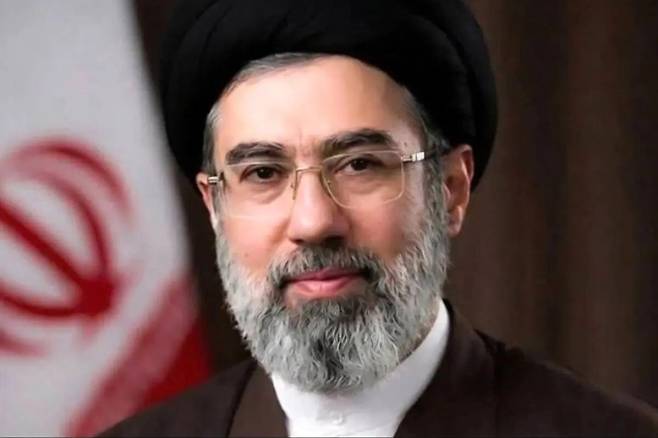 모즈타바 하메네이 이란 최고지도자. 이란 국영TV는 그의 첫 공식 성명을 공개했지만 영상이나 음성 메시지는 나오지 않고 앵커가 대신 읽는 형식으로 전달됐다. 이란 국영TV 캡처