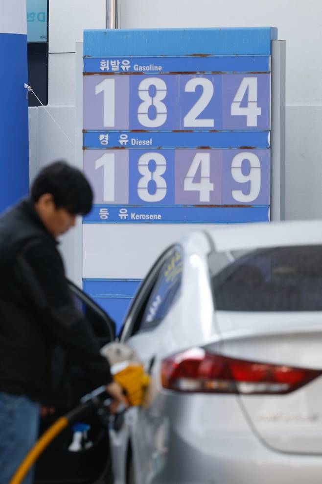 최고가격제 시행 나흘째, 기름값 인하 속도는? - 최고가격제 시행 나흘째인 16일 서울 시내 주유소에 휘발유, 경유 등 유가 정보가 표시돼 있다. 한국석유공사 유가정보시스템 오피넷에 따르면 이날 오후 1시 기준 전국 주유소 평균 휘발유 가격은 리터당 1834.19원, 서울 평균 1859.86원을 기록했다. 뉴스1