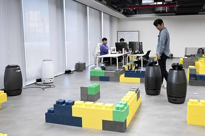 15일 경기도 과천시 SK인텔릭스 R&D센터에서 웰니스 AI 로봇 ‘나무엑스’가 장애물을 피해 사용자를 따라가고 있다. 조태형 기자