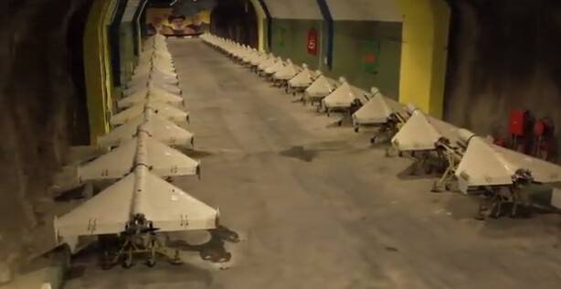 이란 혁명수비대가 드론과 로켓 등 무기가 대규모로 저장된 지하 터널 영상을 지난 3월 2일(현시 시간) 공개했다. 지하 터널에는 드론 및 미사일 등이 상당량 비축돼 있다. 사진=이란 국영방송 캡처