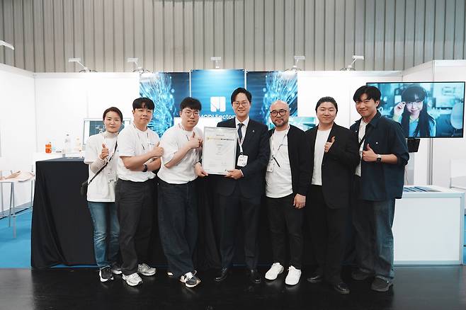 오상훈(왼쪽 네번째) 럭스로보 대표가 독일 뉘른베르크에서 열린 임베디드 월드 2026에서 ‘설계 자동화’ 부문 수상 후 임직원들과 기념촬영을 하고 있다. 사진 제공=럭스로보