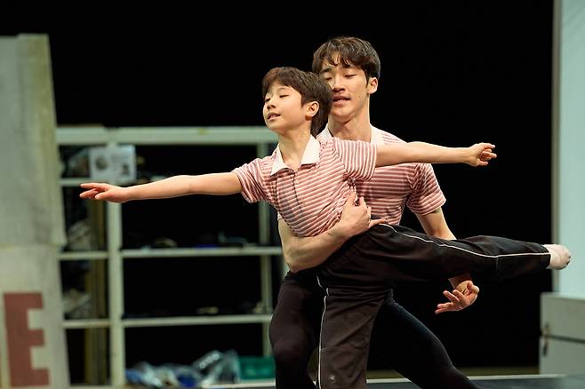 9일 고양 아람누리 대극장에서 열린 뮤지컬 ‘빌리 엘리어트’ 시연 및 간담회에서 유니버셜발레단 수석 무용수 임선우와 어린 빌리 역의 김우진이 호흡을 맞추고 있다. /사진제공=신시컴퍼니