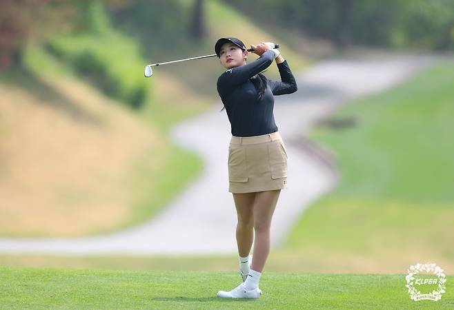 아이언 샷을 날리고 있는 박혜준. 사진 제공=KLPGA