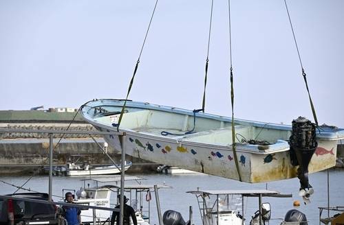16일 오키나와현 나고시 헤노코 앞바다에서 전복된 선박이 인양되고 있다. 연합뉴스