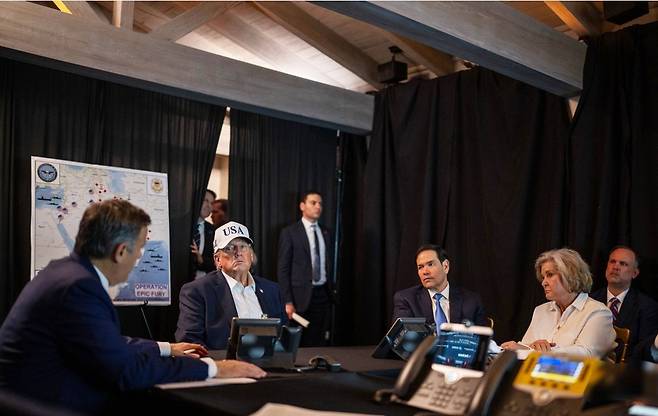 도널드 트럼프 미국 대통령(왼쪽 두 번째)이 마러라고 리조트에서 이란 공습 상황을 보고받고 있다. ⓒAFP PHOTO