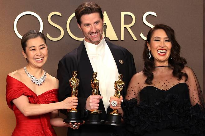 15일(현지시간) 미국 로스엔젤레스(LA) 돌비극장에서 열린 제98회 아카데미 시상식에서 매기 강 감독(왼쪽부터)과 공동 연출자 크리스 아펠한스 감독, 제작자 미셸 웡이 수상 후 포즈를 취하고 있다. ⓒ로이터=연합뉴스
