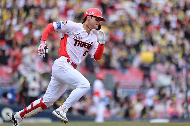 KIA 김도영이 WBC 야구 대표팀 일정을 모두 마치고 소속팀에 복귀한다. 김도영은 자신의 첫 WBC서 대표팀 주전 3루수로 활약하며 여러 값 비싼 경험치를 쌓았다. 지난해 부상의 아쉬움을 털어내려는 그가 새 시즌에 어떤 활약을 펼칠 지 관심이 모아진다. 사진제공｜KIA 타이거즈