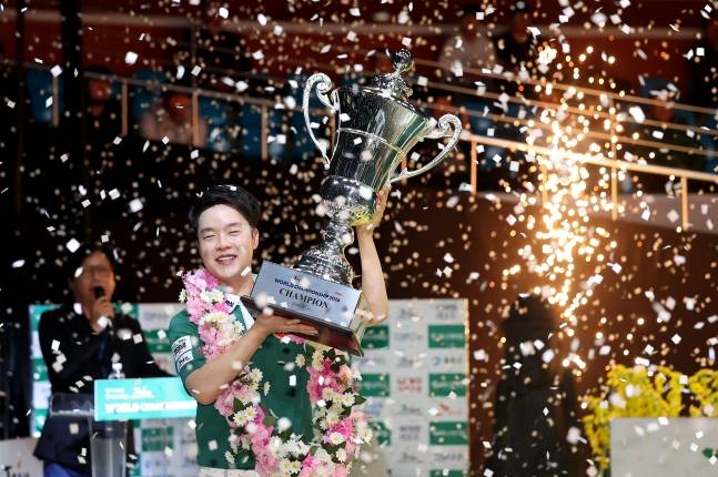 우승 후 트로피를 들어올리는 김영원. /사진=PBA 투어 제공