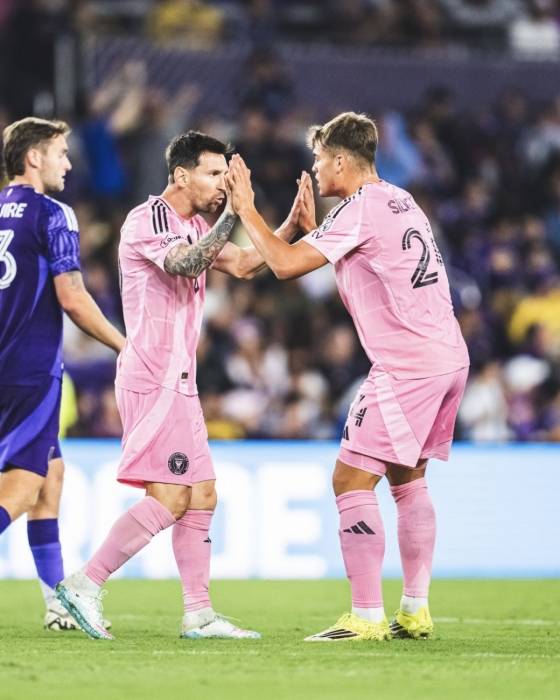 리오넬 메시(왼쪽)가 미국 플로리다주 올랜도의 인터앤코 스타디움에서 열린 2026 미국 메이저리그사커(MLS) 2라운드 경기 중 동료와 하이파이브하고 있다. /사진=인터 마이애미 공식 사회관계망서비스(SNS)