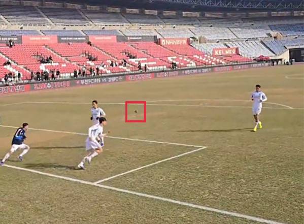 지난 15일 부천종합운동장에서 열린 부천FC와 울산 HD의 경기 종료 후 톱업 세션을 진행 중인 울산 선수들을 향해 부천 서포터스석에서 날아든 이물질. /사진=유튜브 영상 캡처