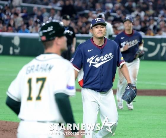 노경은이 지난 9일 도쿄돔에서 열린 2026 WBC 호주전에서 2회말에 이어 3회말에도 무실점 피칭을 펼친 뒤 더그아웃으로 향하고 있다. /사진=강영조 선임기자