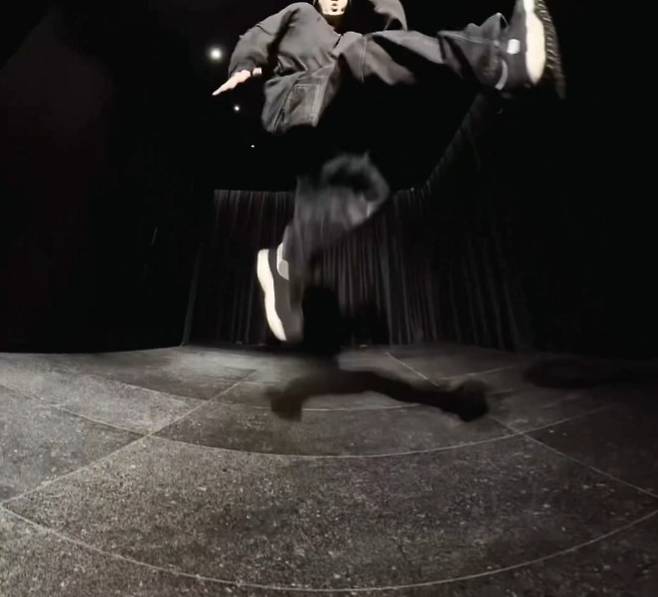 BTS 정국 폭발적 한발 스핀 댄스영상 14초에 팬들도 원곡자도 눈 휘둥그레[K-EYES]